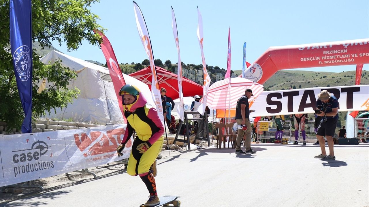 Dünya Kaykay İniş Şampiyonası Erzincan'da Başladı