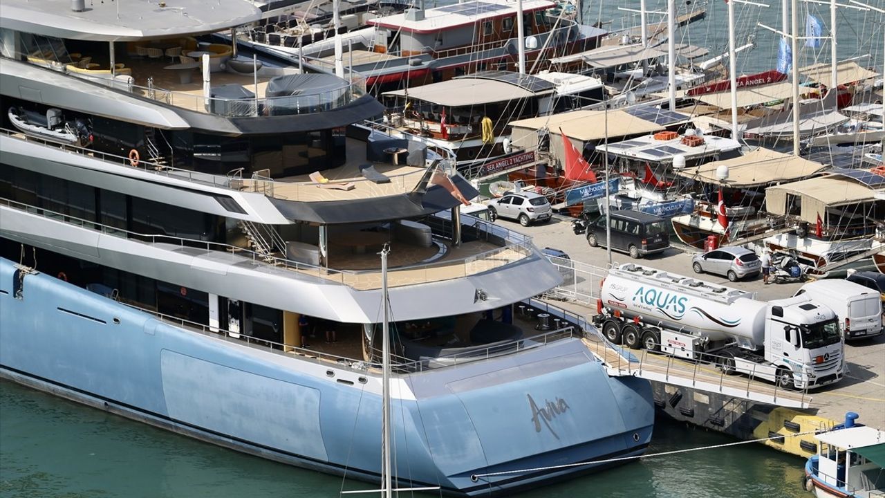 Dünyanın En Büyük Yatlarından "Aviva", Fethiye Limanı'nda Yakıt İkmali İçin Durdu