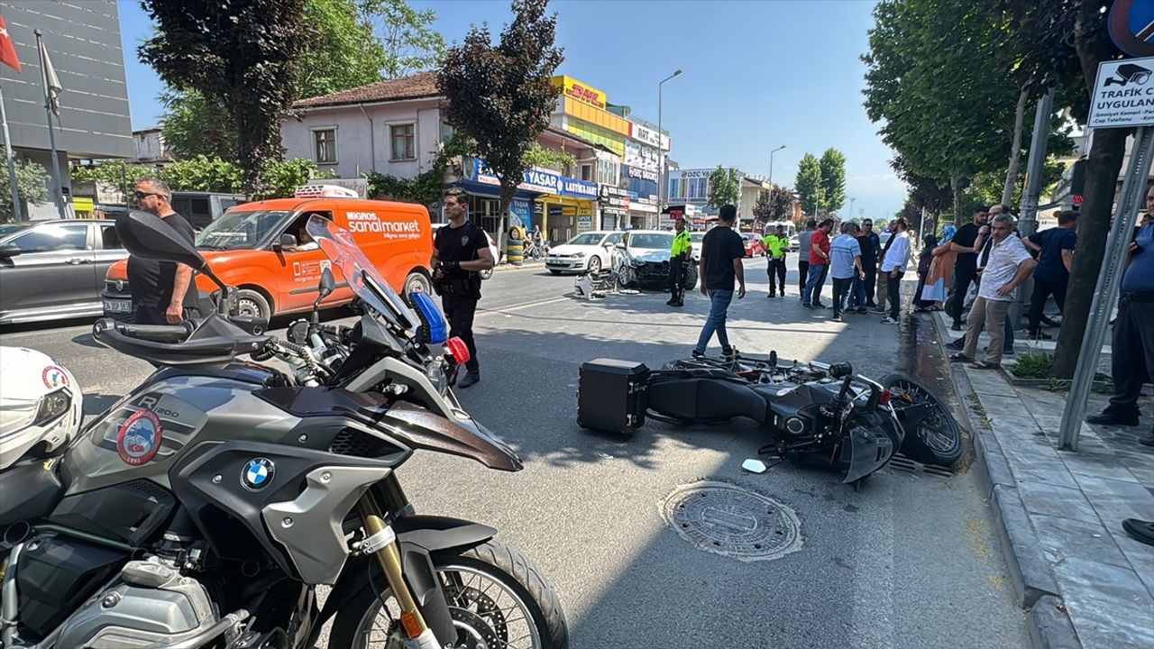 Düzce'de Polisi Motosikletine Çarpan Otomobil İki Polis Memurunu Yaraladı