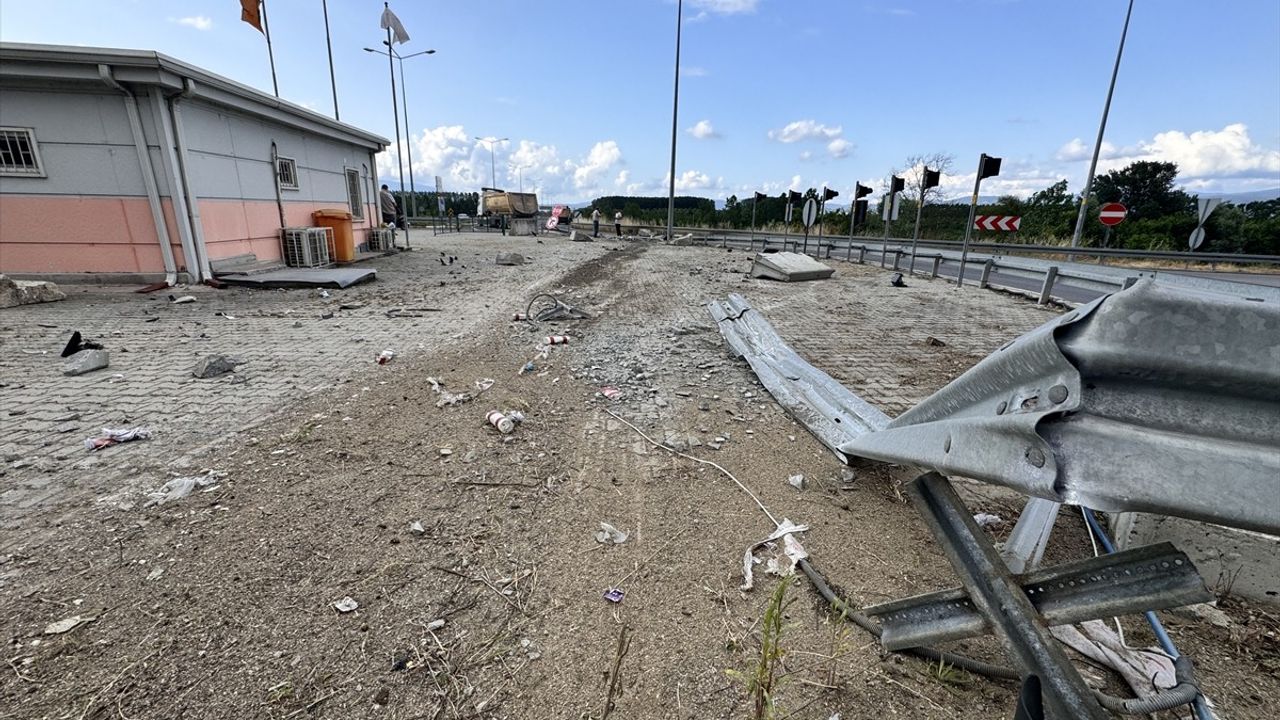 Düzce'de Tır Kazası: Sürücü Yaralanmadan Kurtuldu