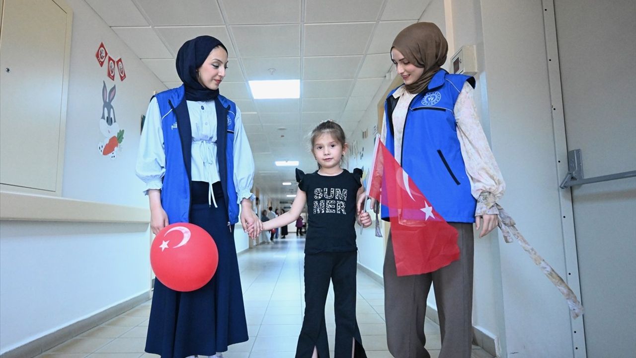 Düzce'deki Gönüllü Gençler, Hastanede Tedavi Gören Çocuklara Karne Sevinci Yaşattı