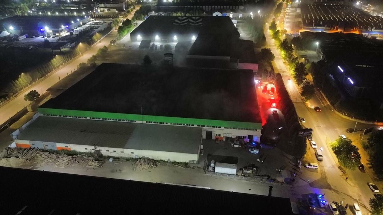 Düzce'deki Mobilya Fabrikasında Yangın: Hasar Meydana Geldi
