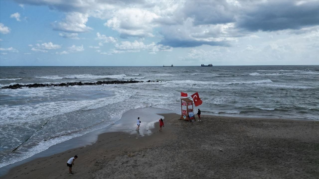 Düzce ve Sakarya'da Olumsuz Hava Koşulları Nedeniyle Denize Girmek Yasaklandı