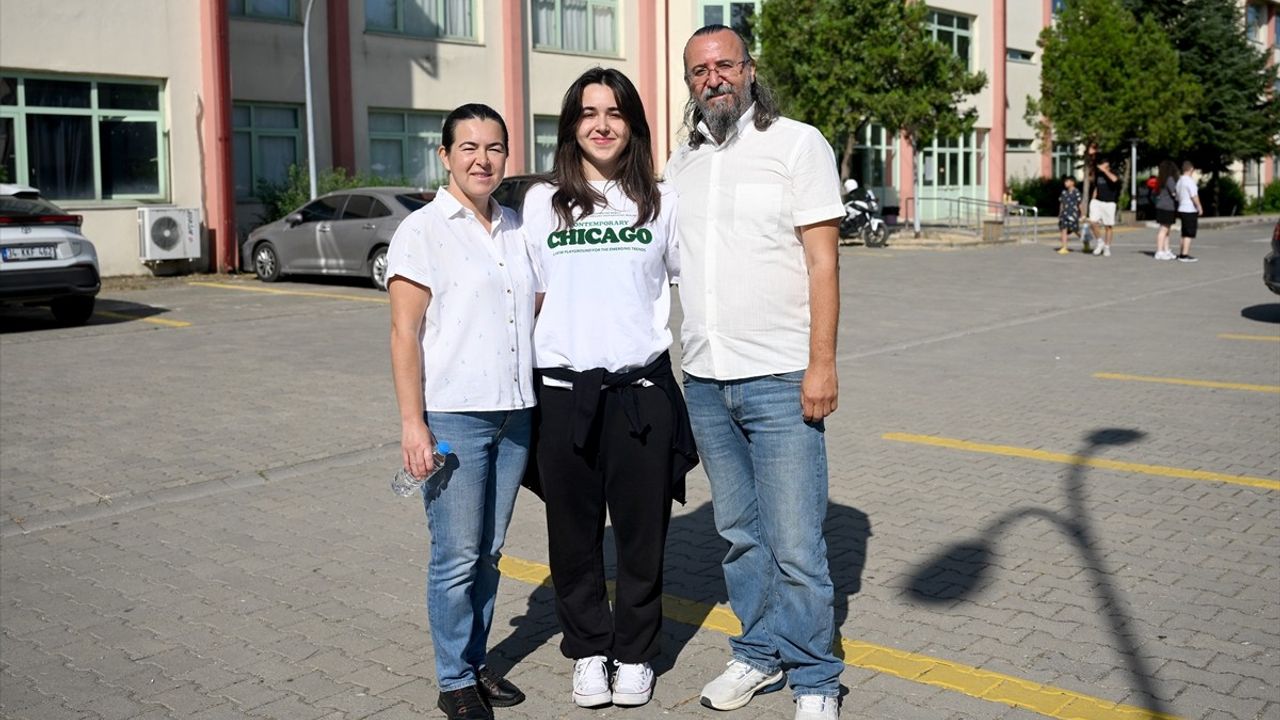 Edirne'de Anne ve Baba, Kızlarıyla Aynı Okulda YKS'ye Girdi