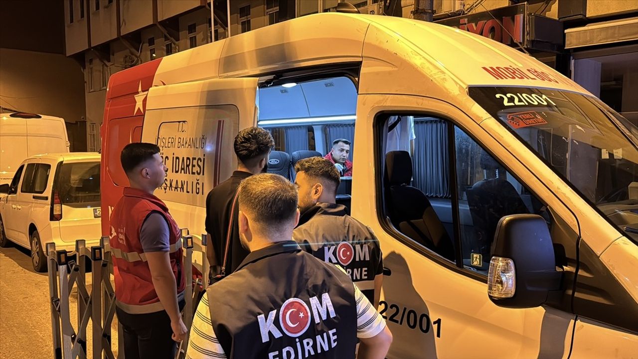 Edirne'de Düzensiz Göçmen Yakalama Uygulaması: 13 Kişi Ele Geçirildi