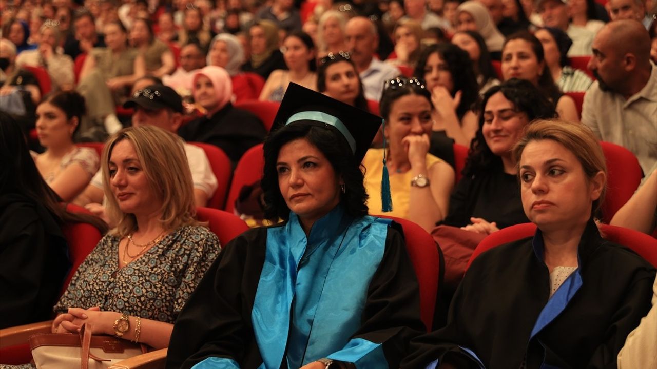 Edirne'de İki Çocuk Annesi Fahriye Şenuz, İkinci Üniversitesini Birincilikle Tamamladı