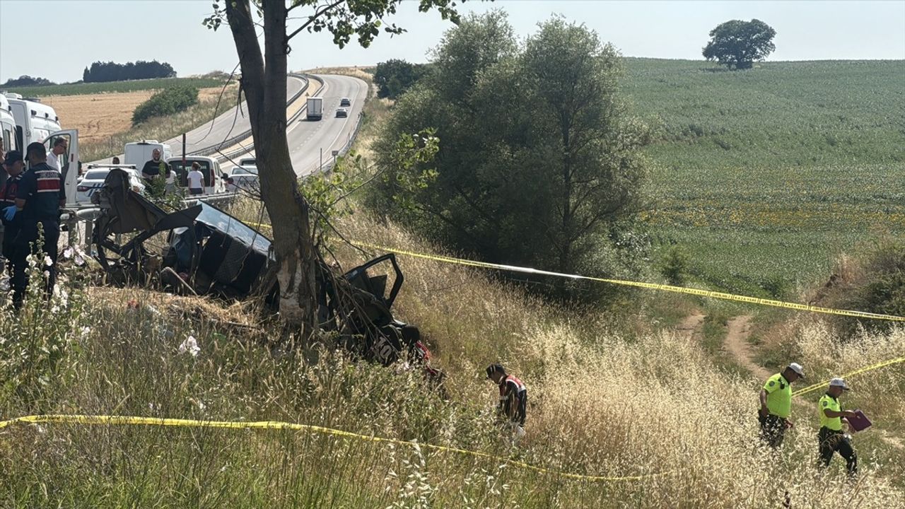Edirne'de Otomobil Kazası: 5 Kişi Hayatını Kaybetti, 1 Yaralı