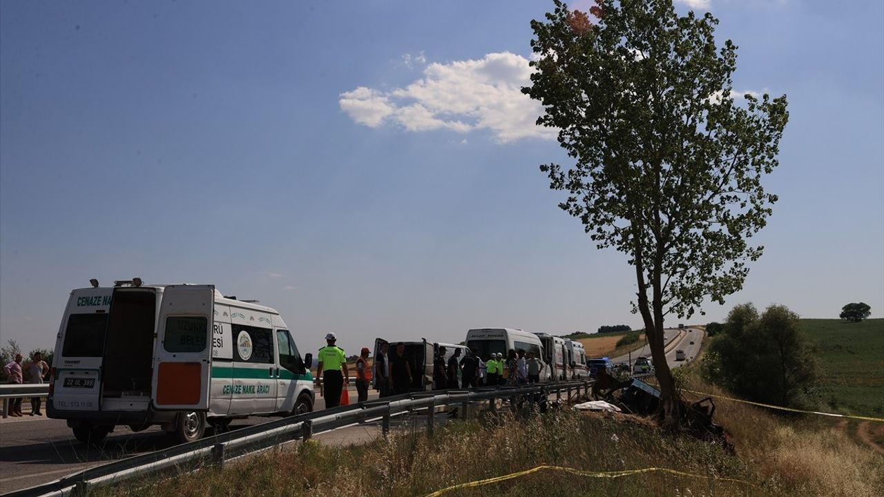 Edirne'de Trafik Kazasında Hayatını Kaybeden Beş Kişinin Cenazeleri Defnedildi