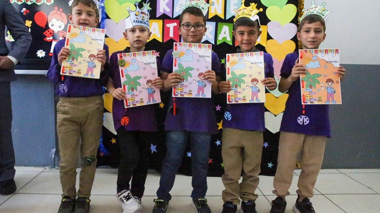 Ege Bölgesi'nde Öğrenciler Karnelerini Aldı