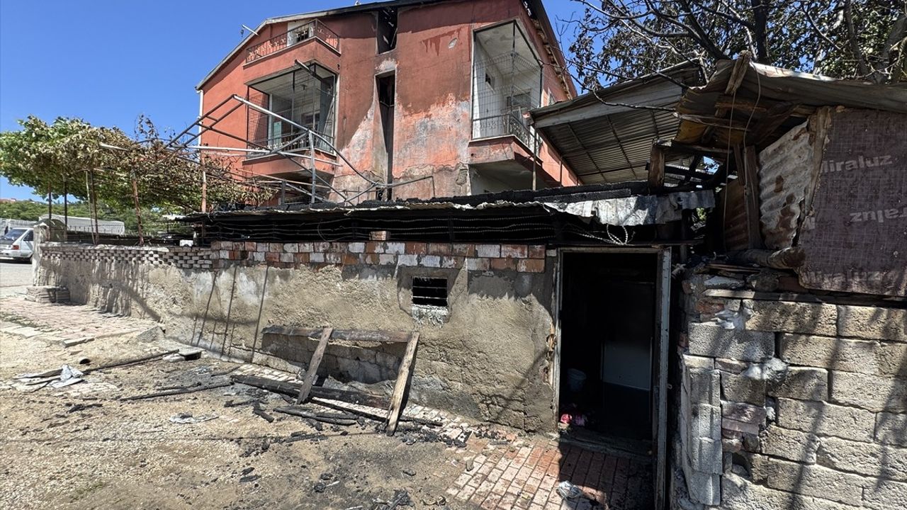 Elazığ'da Odunlukta Çıkan Yangında Bir Kişi Yaralandı