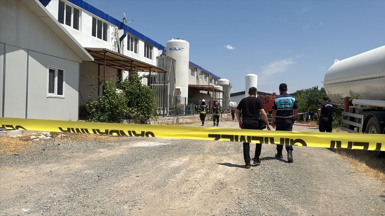 Elazığ'da Oksijen ve Asetilen Gazı Dolum Tesisinde Patlama: 3 Yaralı