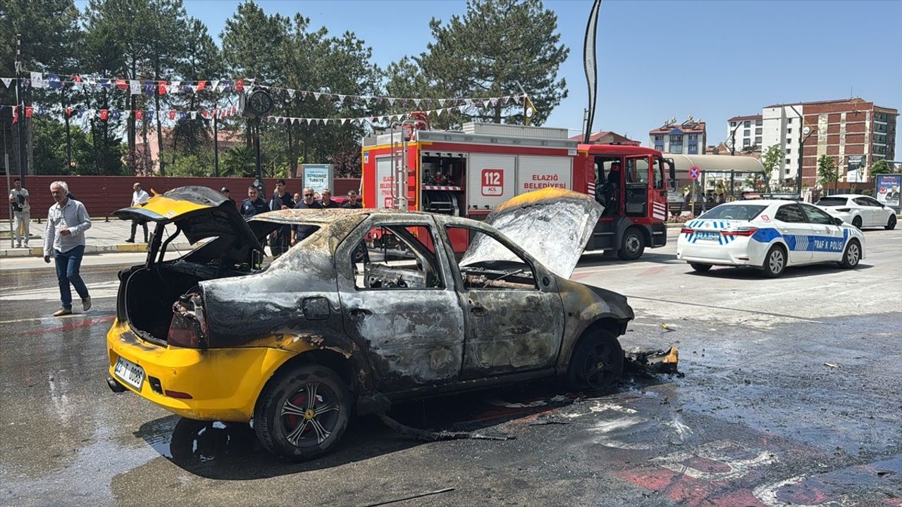 Elazığ'da Taksi Yangını: Sürücü Yaralandı