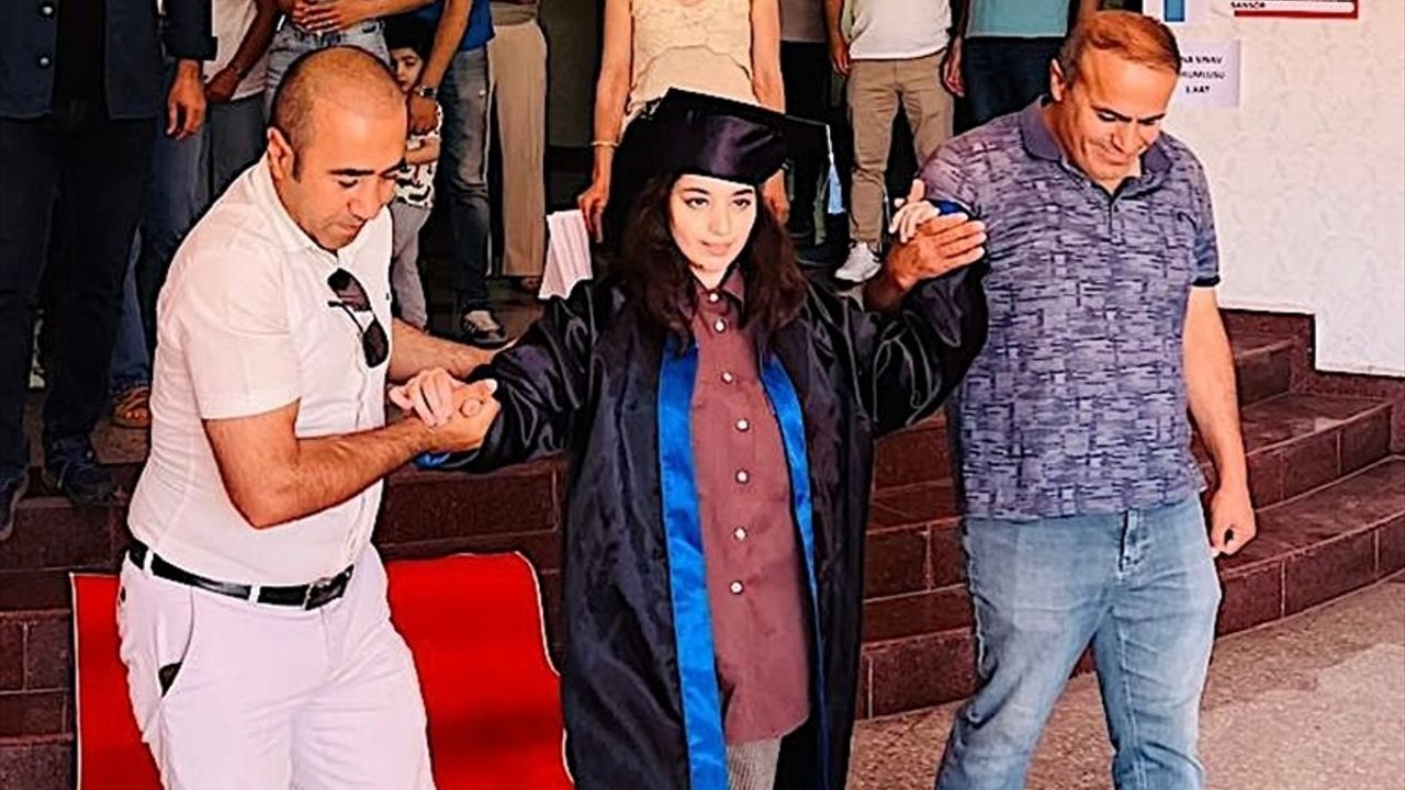 Elif Eylül Gültekin, Mezuniyet Heyecanı Yaşadı: Serebral Palsili Öğrenciye Destek Kampanyası