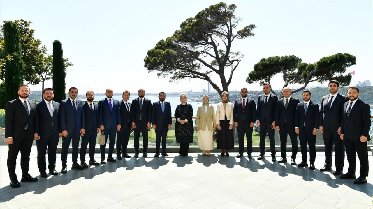 Emine Erdoğan, TÜGVA Yönetim Kurulu ile Görüştü