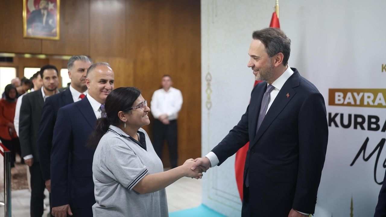 Enerji ve Tabii Kaynaklar Bakanı Alparslan Bayraktar, Bakanlık Personeliyle Bayramlaştı