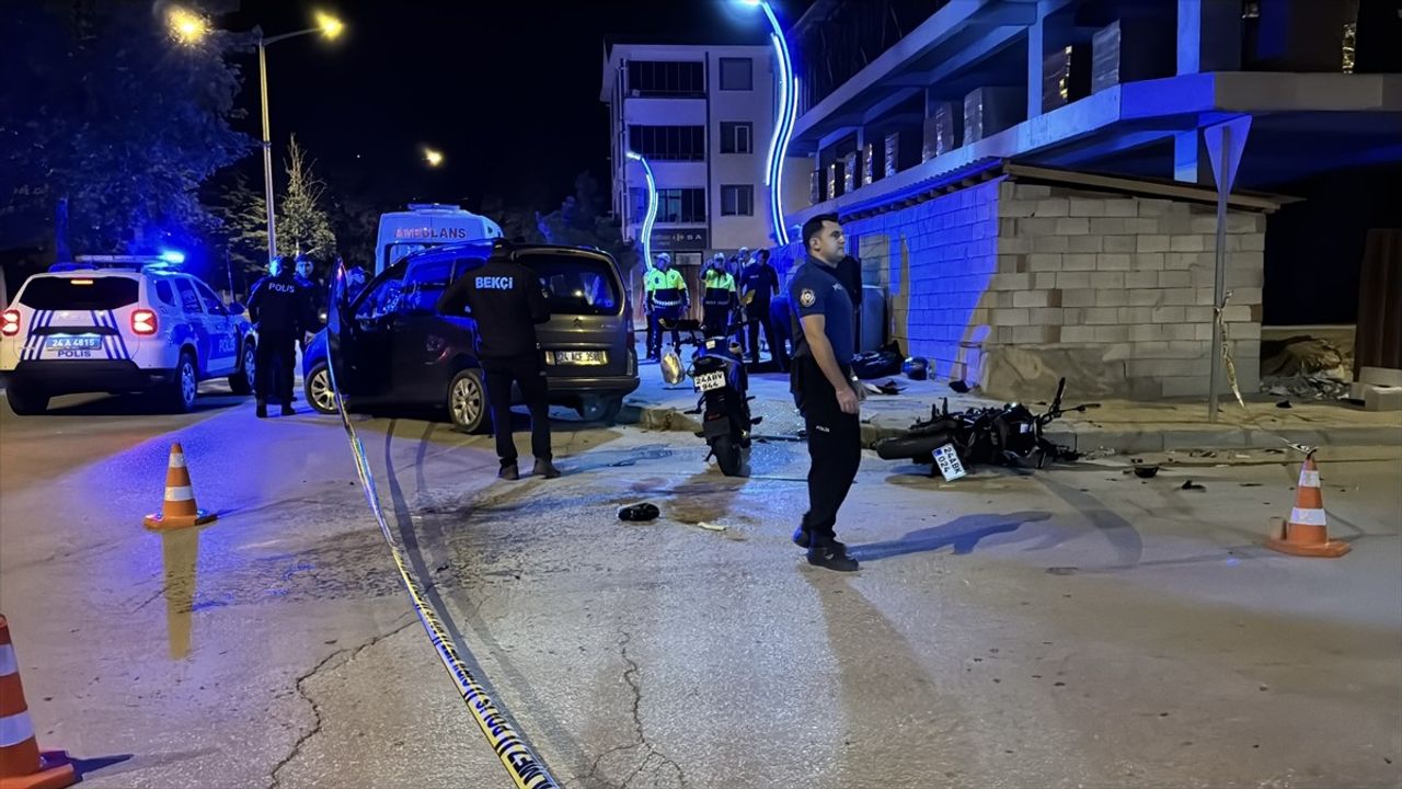 Erzincan'da Hafif Ticari Araç ile Motosiklet Çarpıştı: İki Ölü, Bir Yaralı