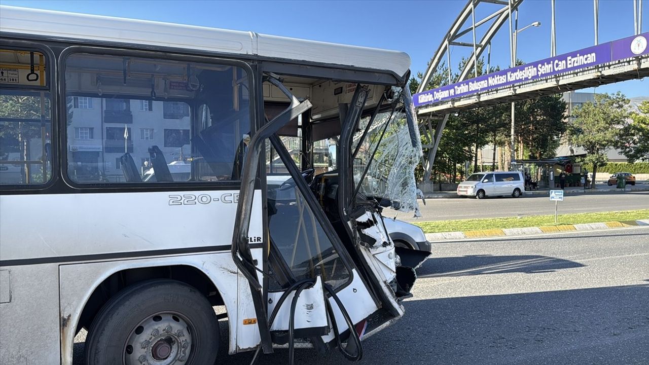 Erzincan'da yolcu otobüsü ile tır çarpıştı: 3 yaralı