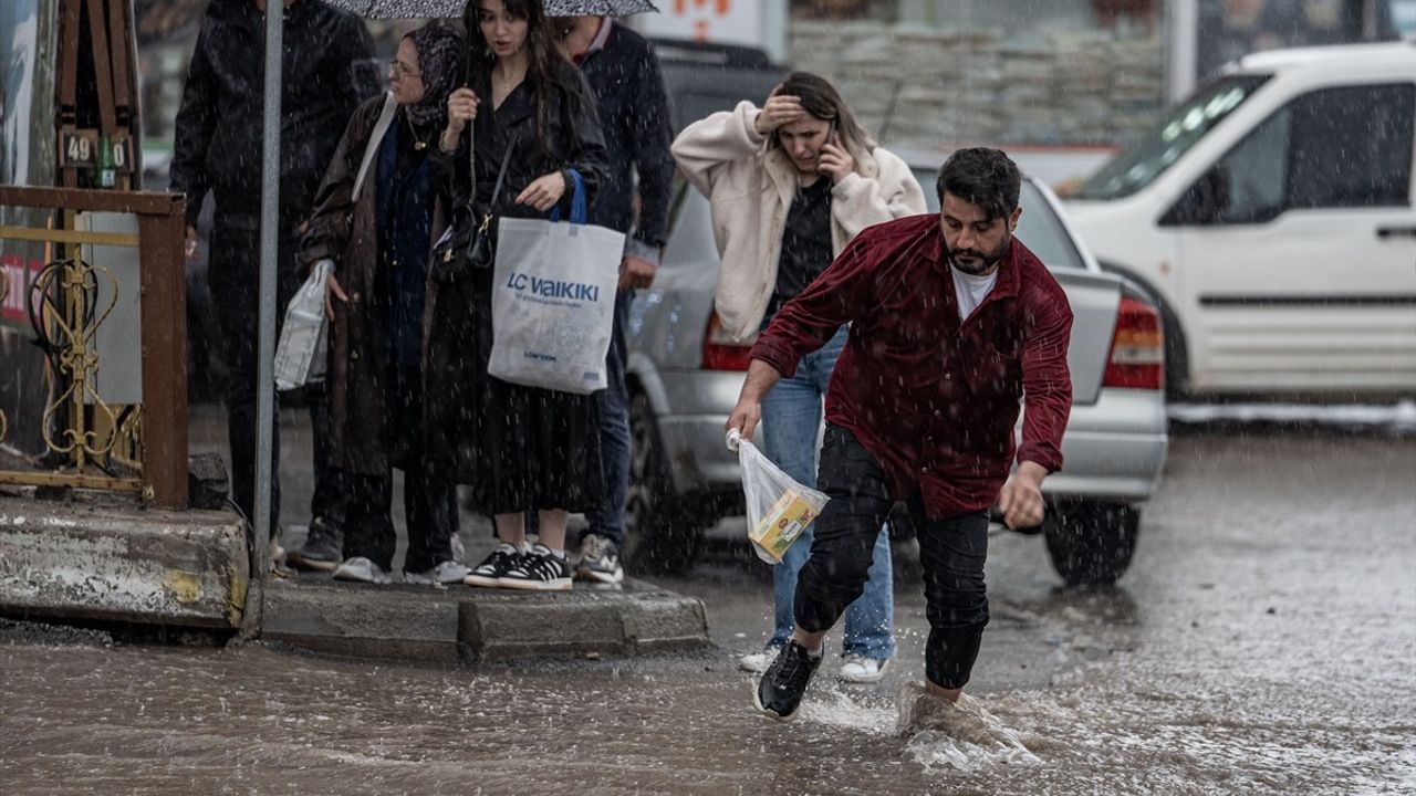 Erzurum'da Şiddetli Sağanak Yağış Hayatı Olumsuz Etkiledi