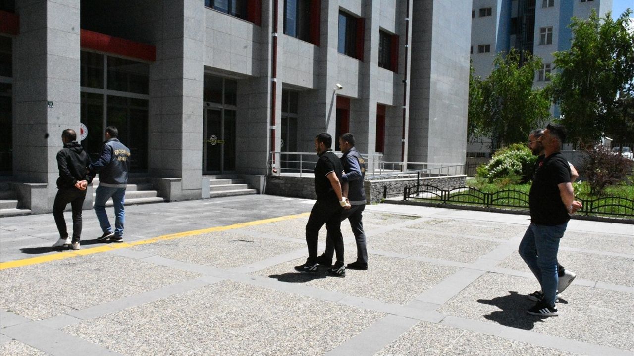 Erzurum'da Yan Bakma Nedeniyle Bıçaklı Kavga: 4 Yaralı