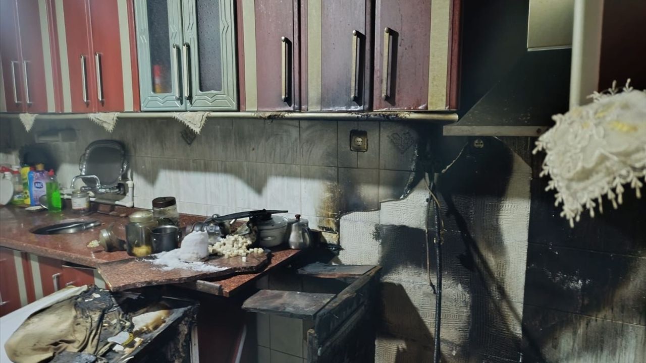 Erzurum'da Yangın: Yaşlı Çift İtfaiye Ekipleri Tarafından Kurtarıldı