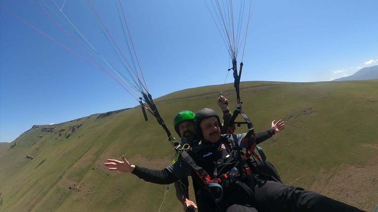 Erzurum Valisi Mustafa Çiftçi, Yamaç Paraşütü Deneyimiyle Yaz Turizmini Tanıttı