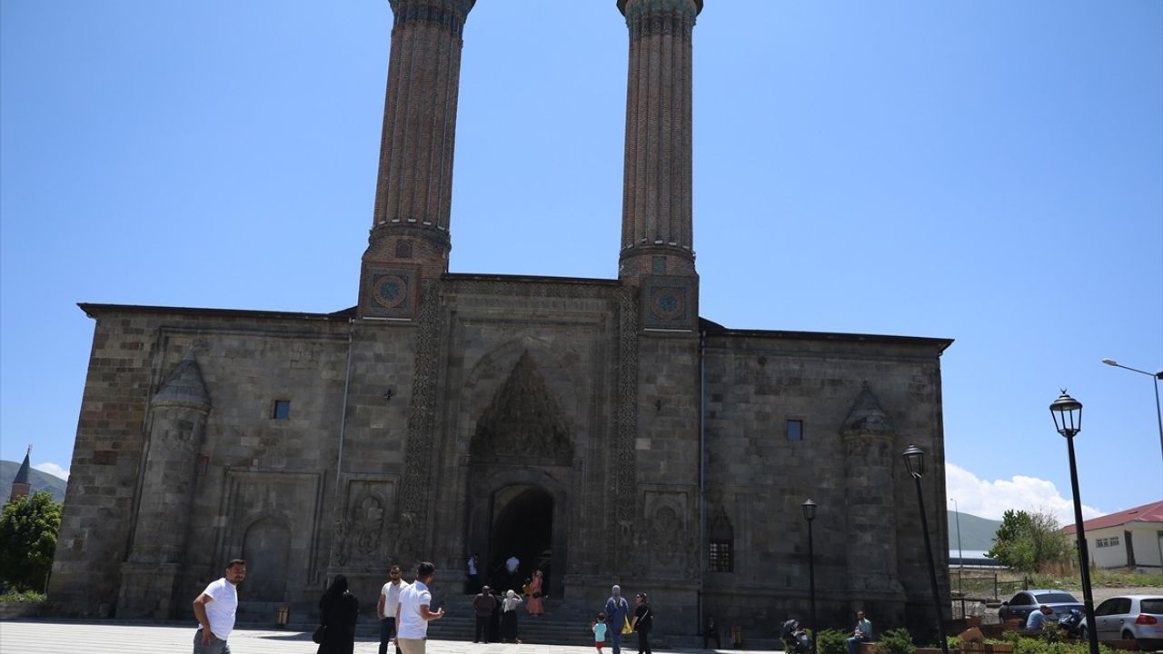 Erzurum, Yaz Aylarında Artan Turist İlgisiyle Açık Hava Müzesi Gibi