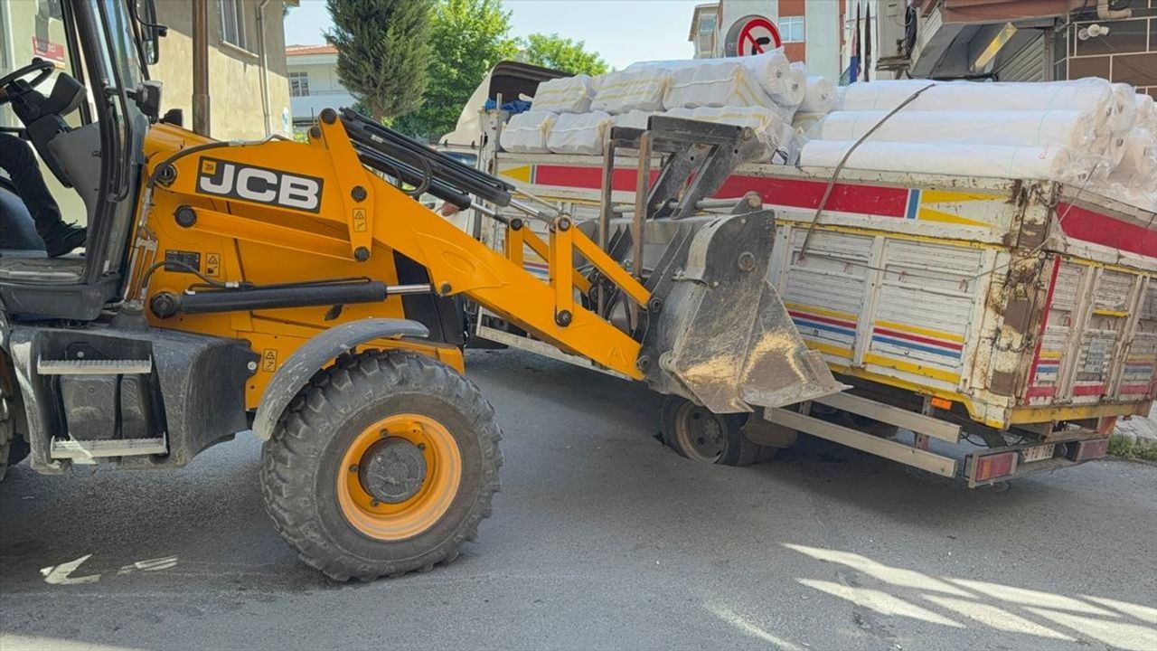 Esenler'de Çukura Giren Kamyon İş Makinesiyle Kurtarıldı