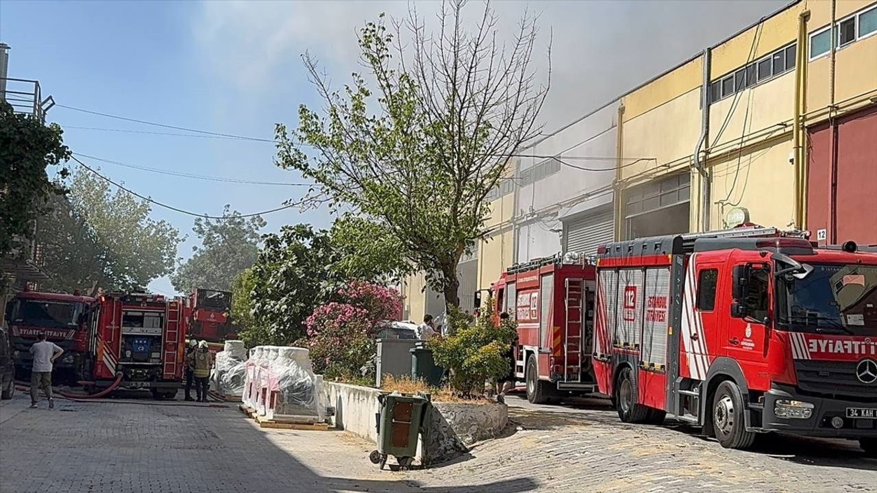 Esenyurt'ta Bebek Bezi Üreten İş Yerinde Yangın Çıktı