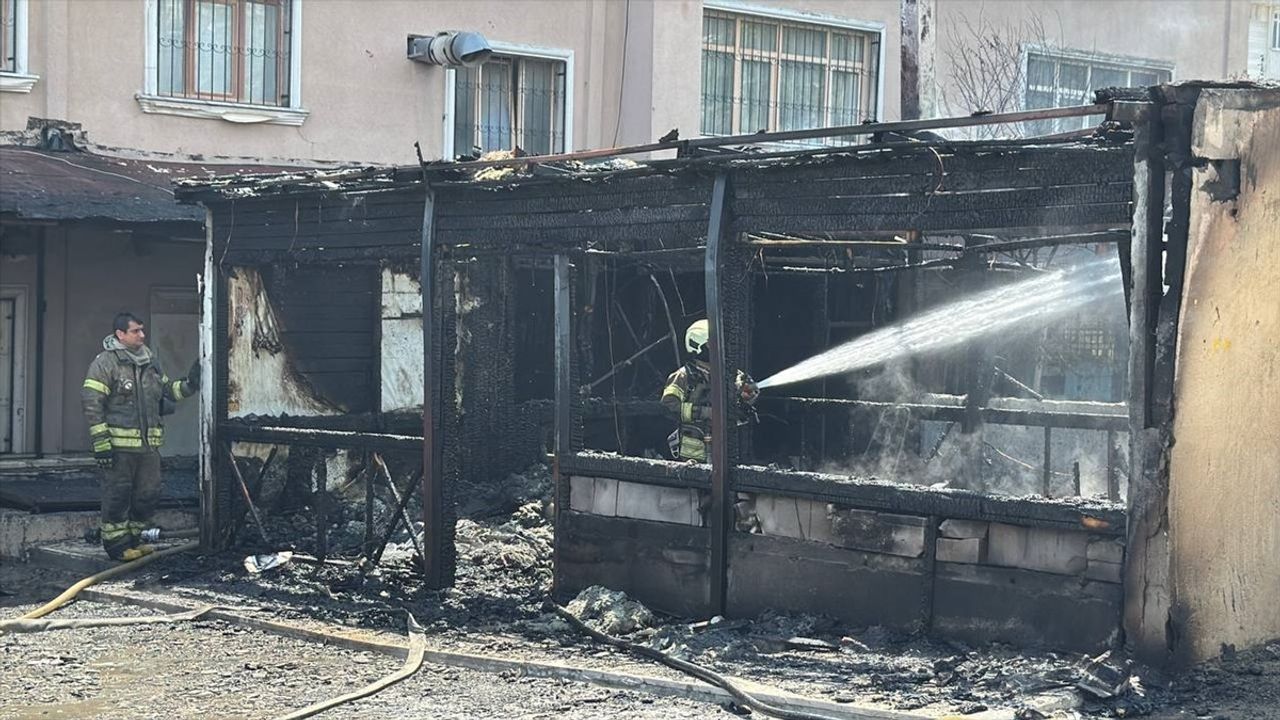 Esenyurt'ta Öğrenci Yurdunun Bahçesindeki Kulübe Yangını