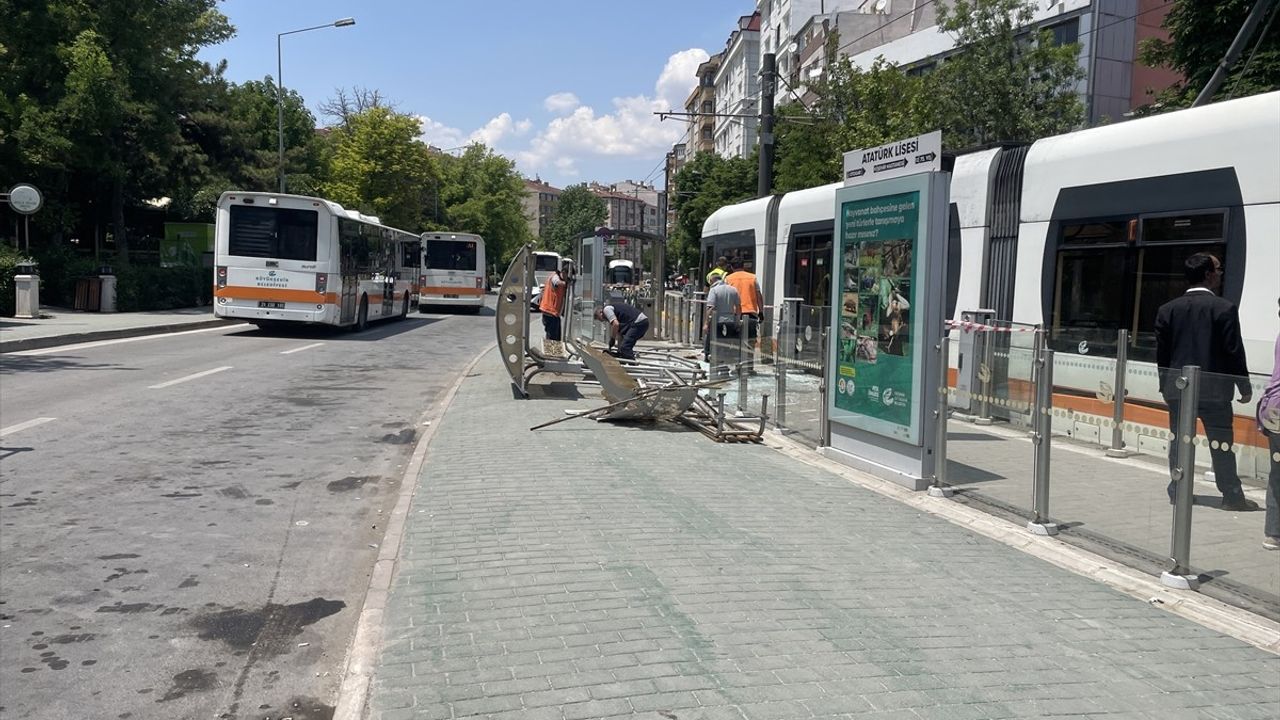 Eskişehir'de Fenalaşan Sürücü Kontrolden Çıkan Otobüs Tramvay Durağına Çarptı