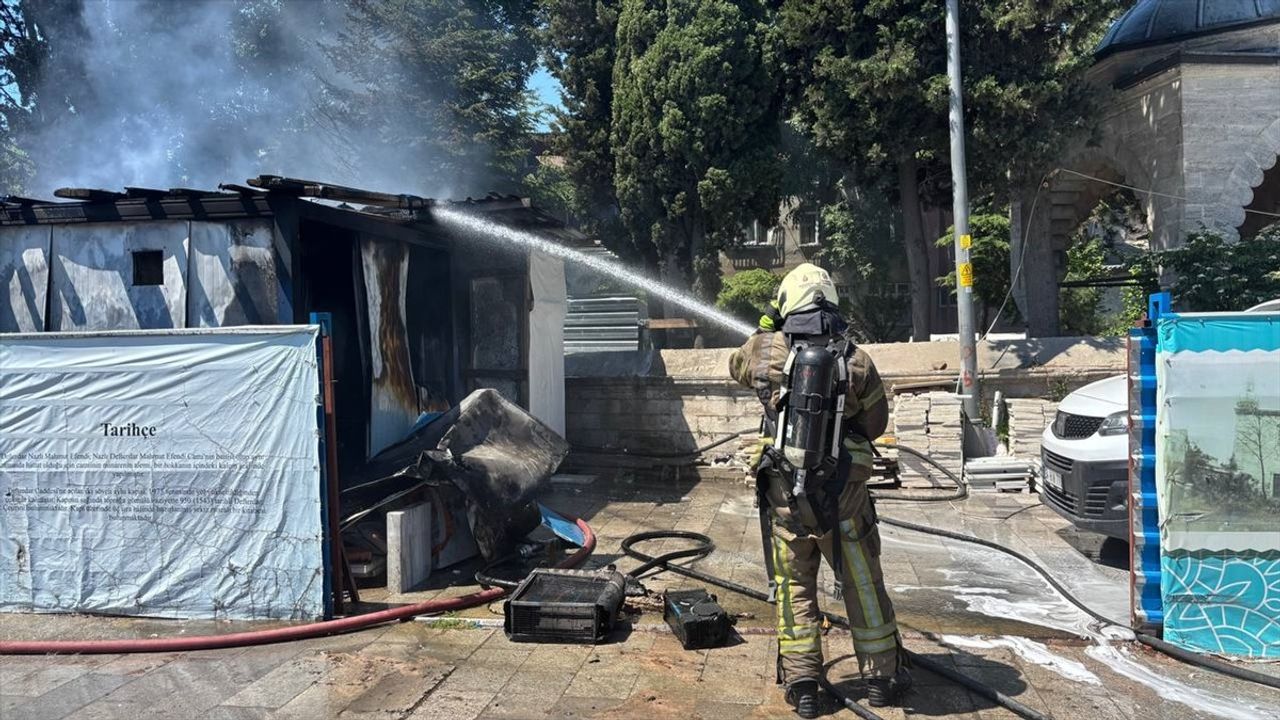 Eyüpsultan'da İşçilerin Kaldığı Konteynerde Yangın Çıktı