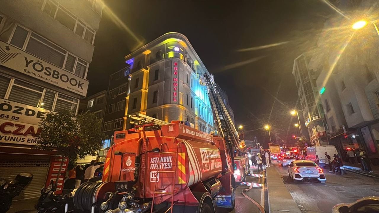 Fatih'te Otelde Yangın: 4 Kişi Kurtarıldı, Yangın Söndürüldü