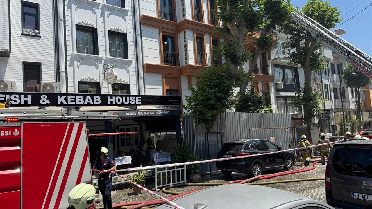 Fatih'te Restore Edilen Otelin Çatısında Yangın Çıktı