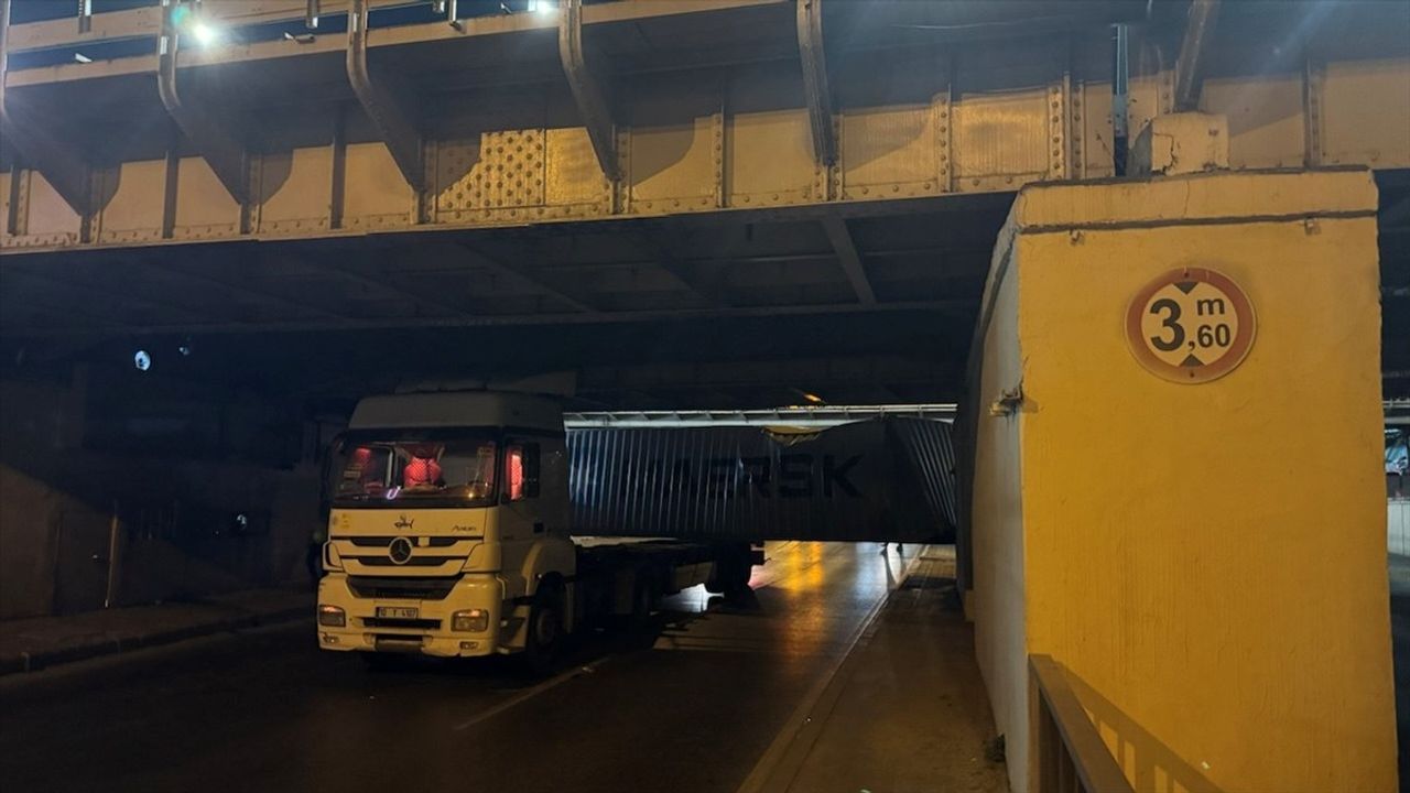 Fatih'te Tırın Dorsesindeki Konteyner Alt Geçitte Takıldı