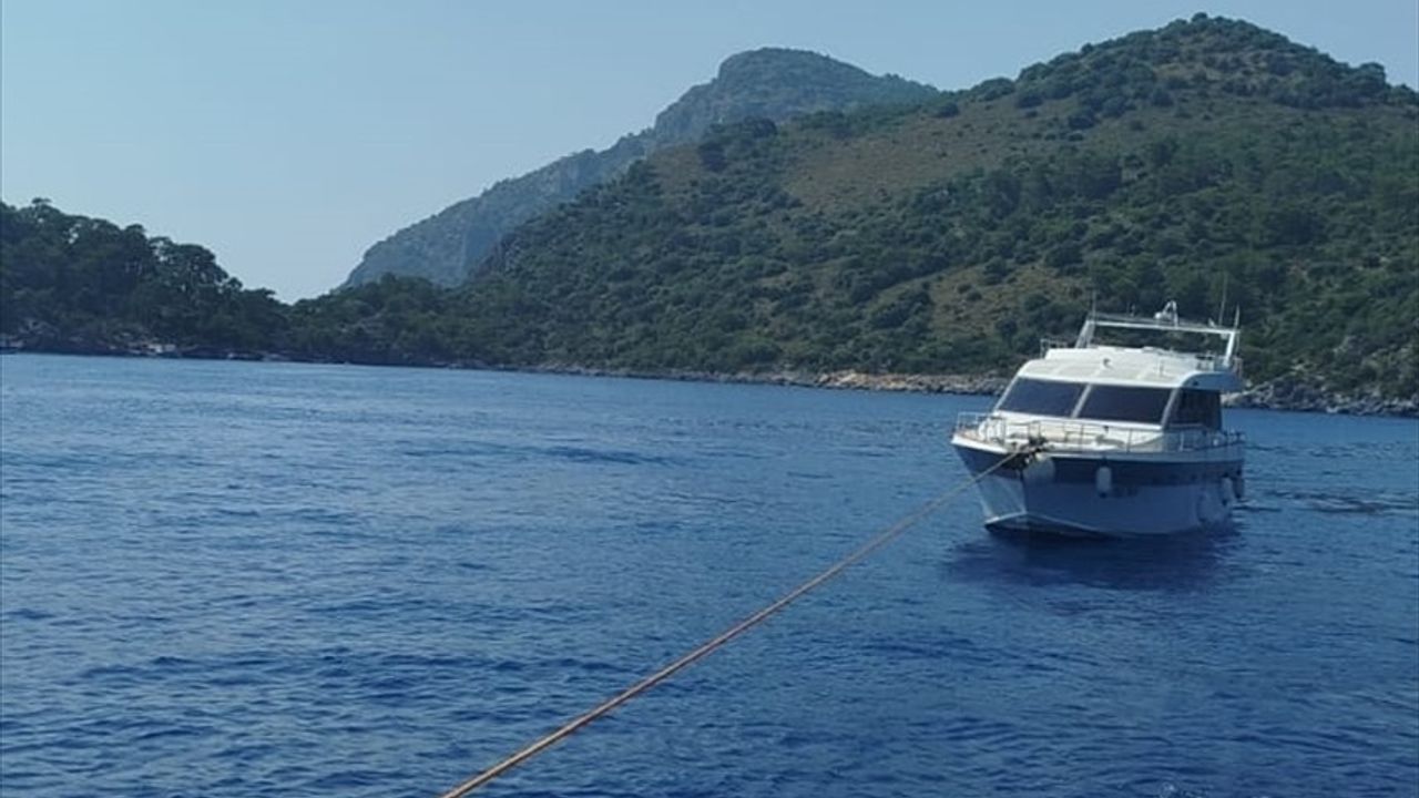 Fethiye Açıklarında Sürüklenen Teknedeki İki Kişi Kurtarıldı