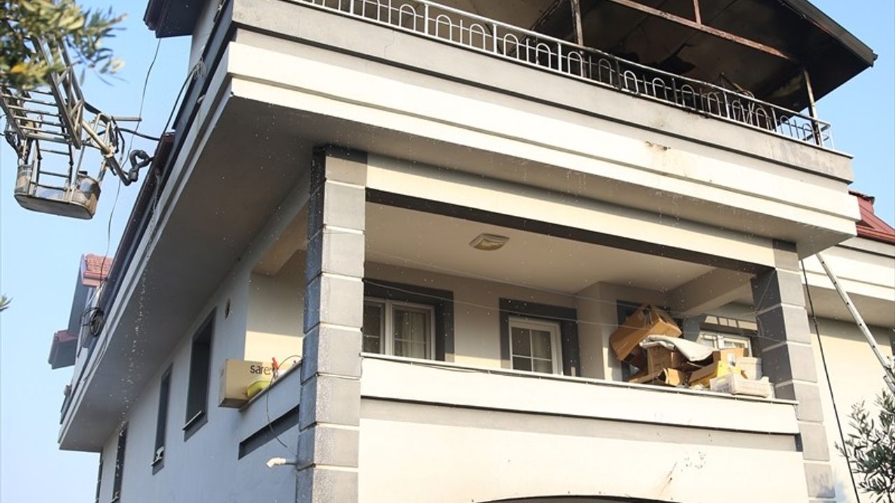Fethiye'deki Çatı Yangını, Evin Çatısını Kullanılamaz Hale Getirdi