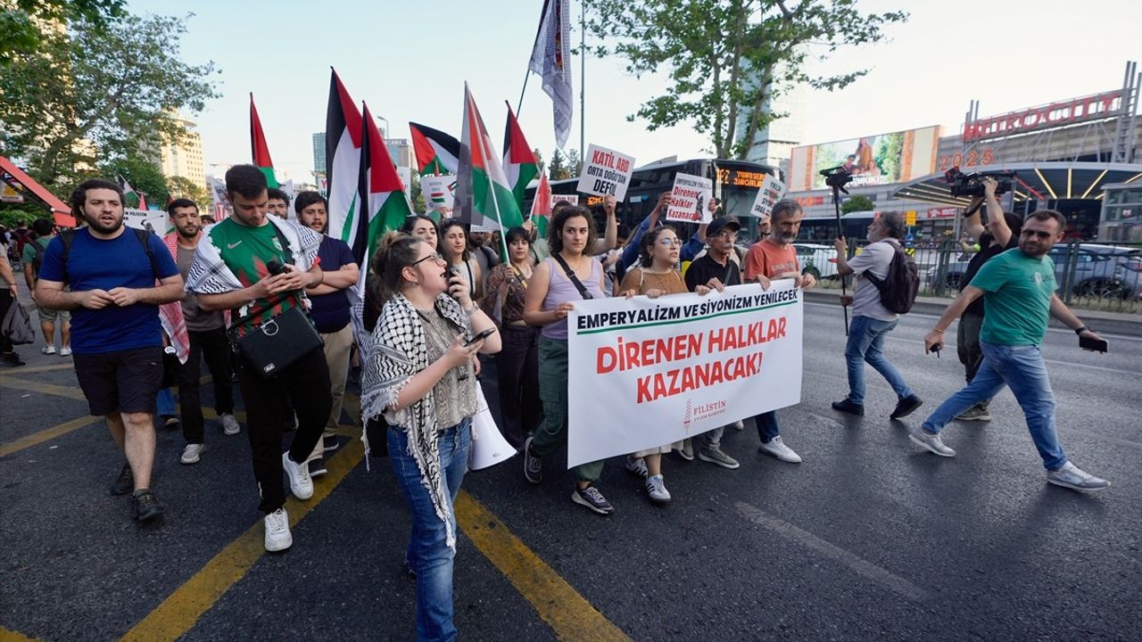 Filistin Eylem Komitesi, İsrail'in İstanbul Başkonsolosluğu Önünde Protesto Düzenledi