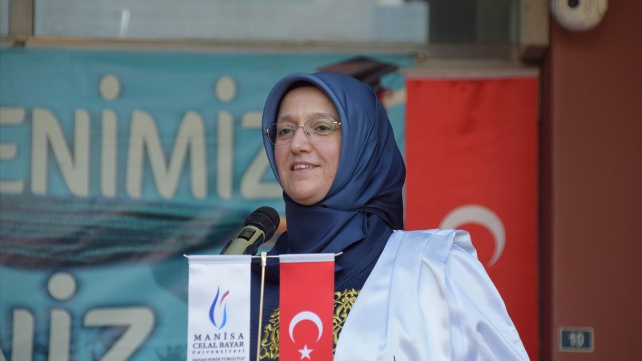 Filistinli Öğrenci Manisa'da Birincilikle Mezun Oldu