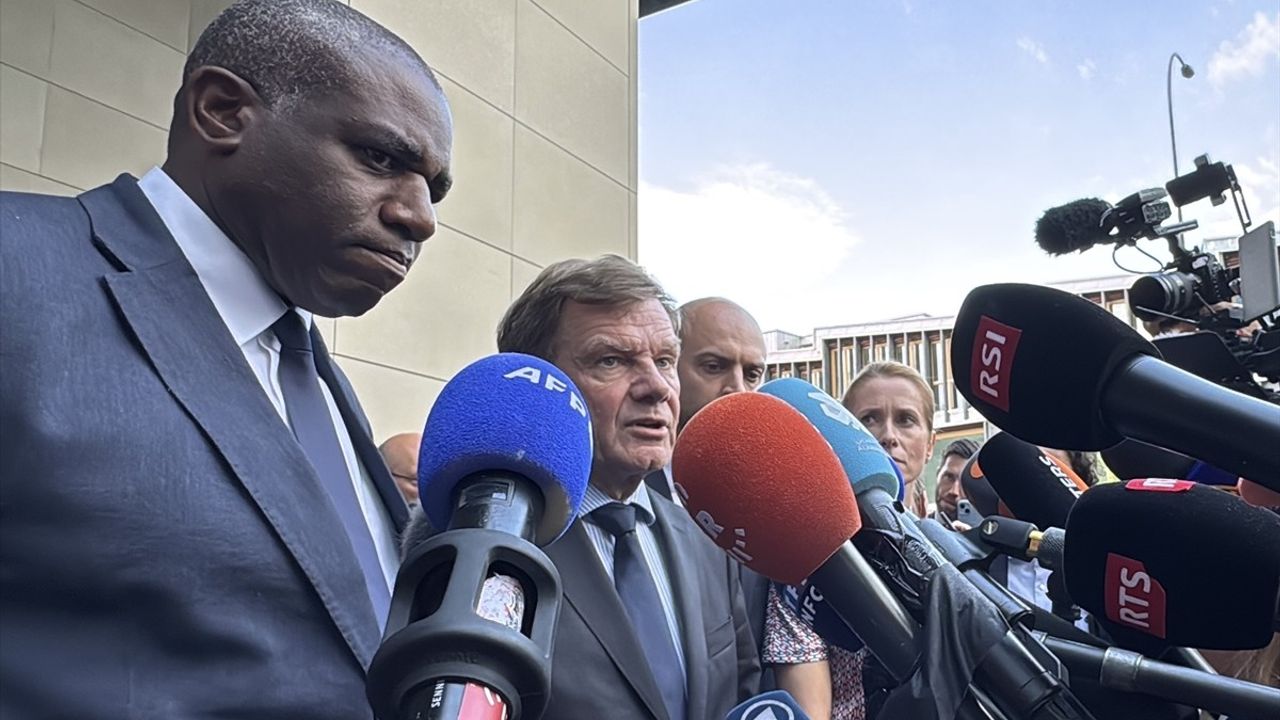 Fransa Dışişleri Bakanı, İran'ın Nükleer Sorununun Askeri Yolla Çözümüne İnanmıyor