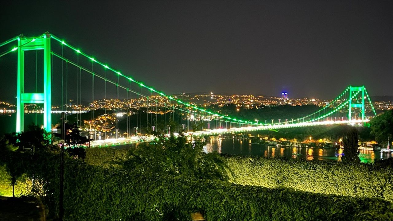 FSM Köprüsü, Skolyoz Farkındalık Günü'nde Yeşil Işıkla Aydınlatıldı