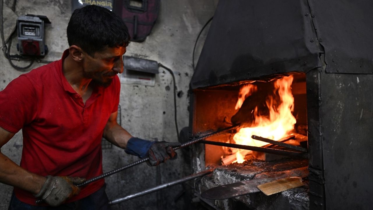 Gaziantep'te Demirciler Kurban Bayramı'nda Kelle Ütüleme Mesaisi Yapıyor