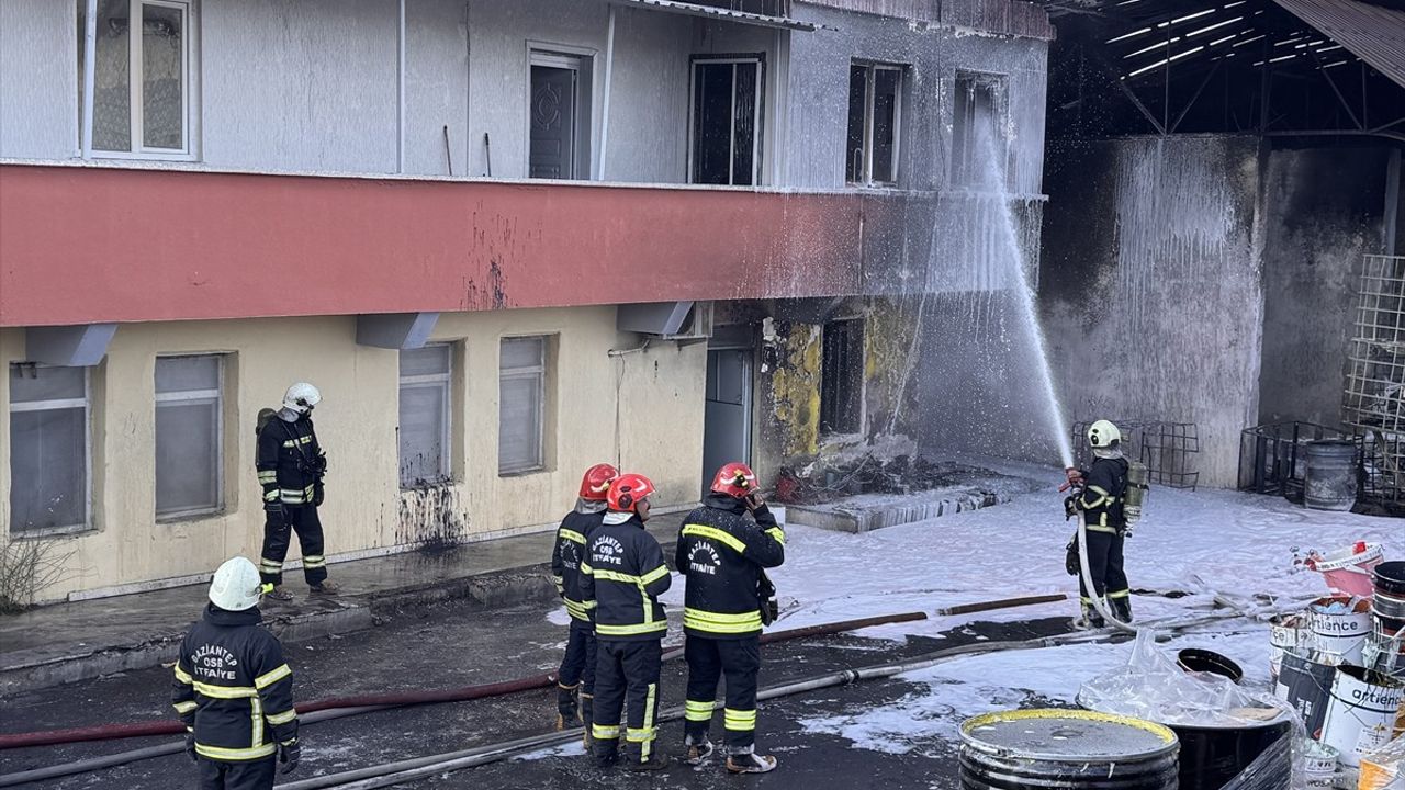 Gaziantep'te Geri Dönüşüm Tesisinde Yangın Kontrol Altına Alındı