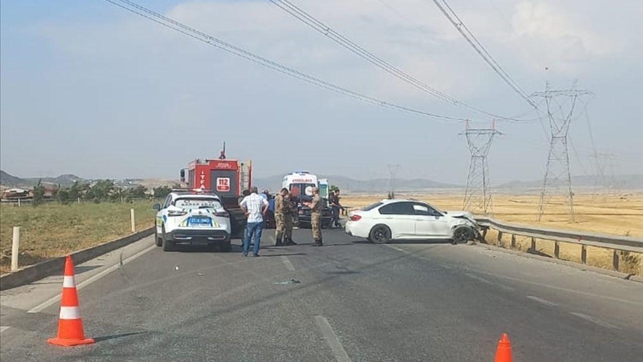 Gaziantep'te İki Otomobil Çarpıştı: 1 Ölü, 1 Yaralı