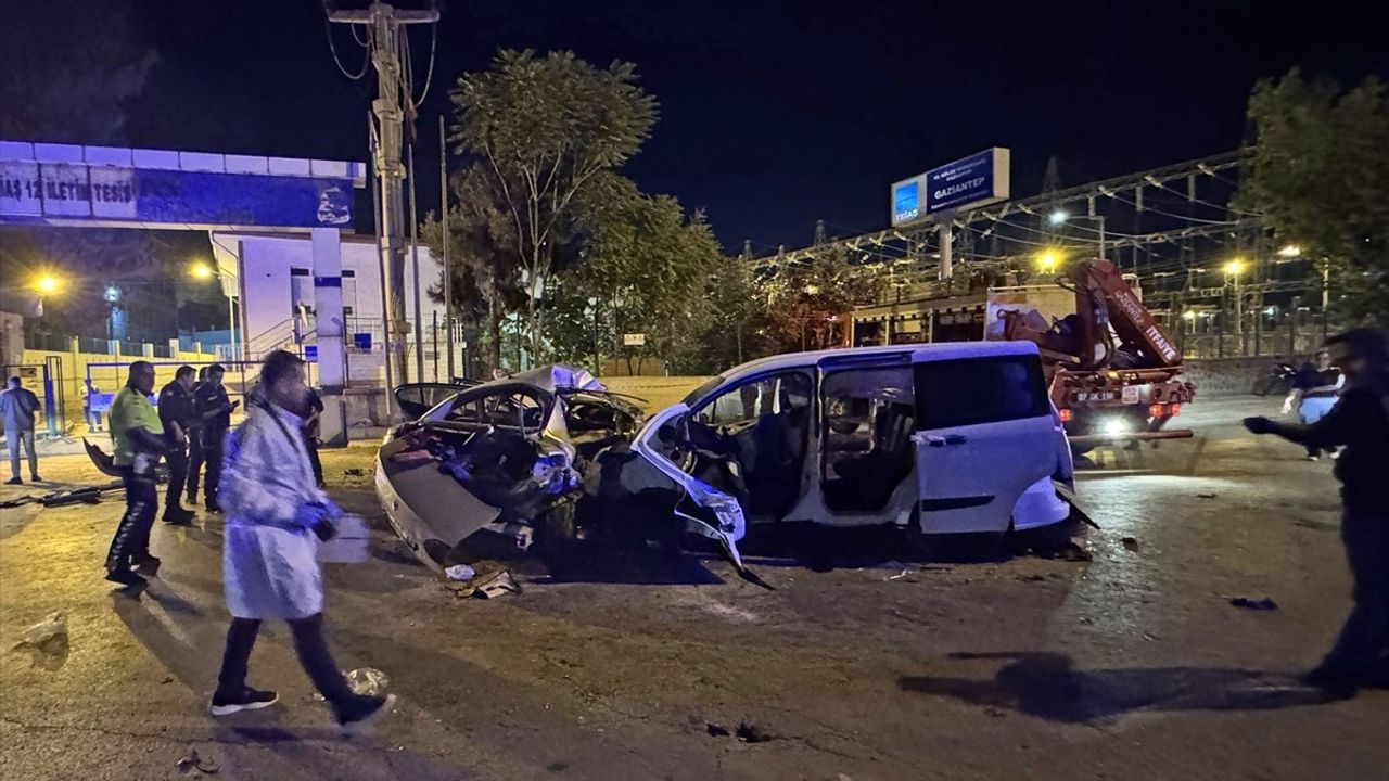 Gaziantep'te Trafik Kazası: 3 Ölü, 5 Yaralı