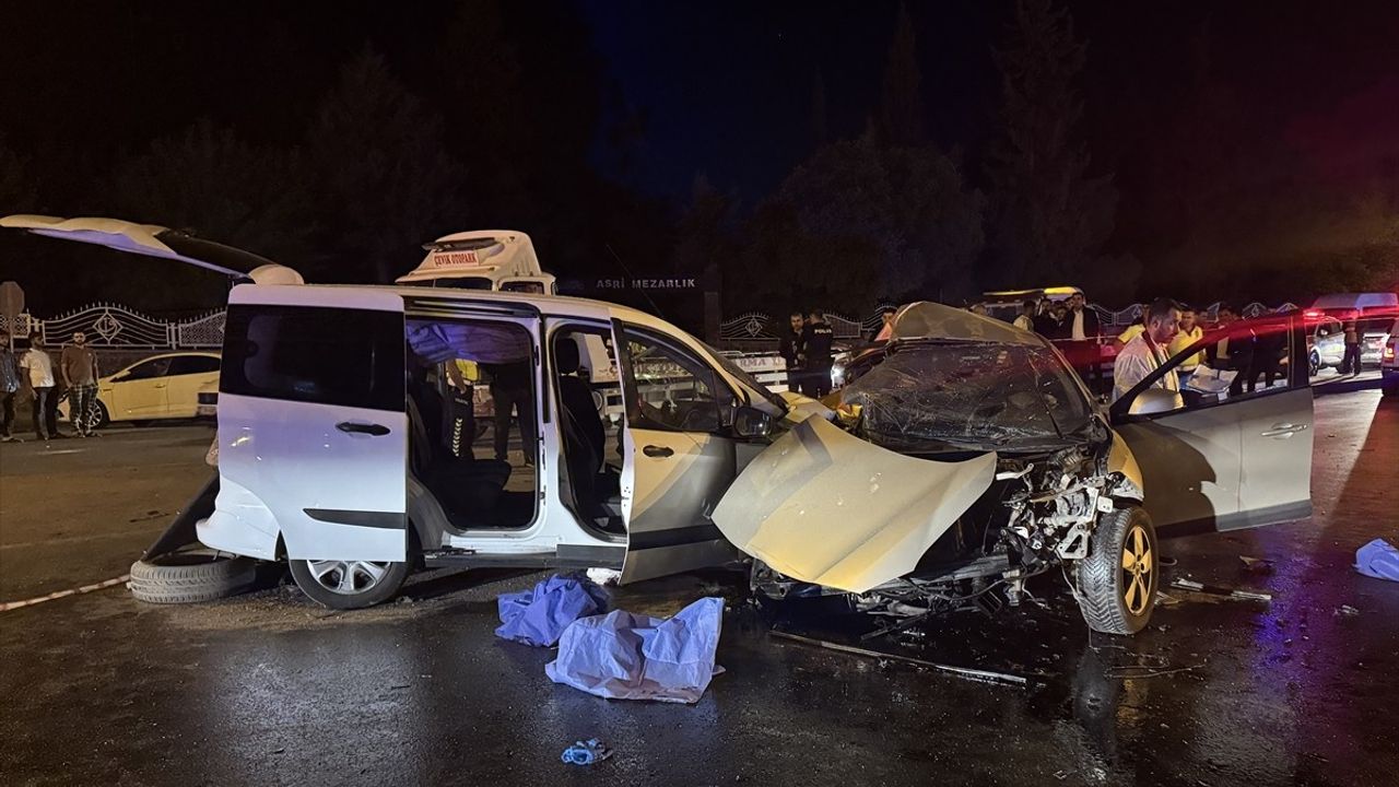 Gaziantep'te Trafik Kazası: 5 Kişi Hayatını Kaybetti, 2 Yaralı