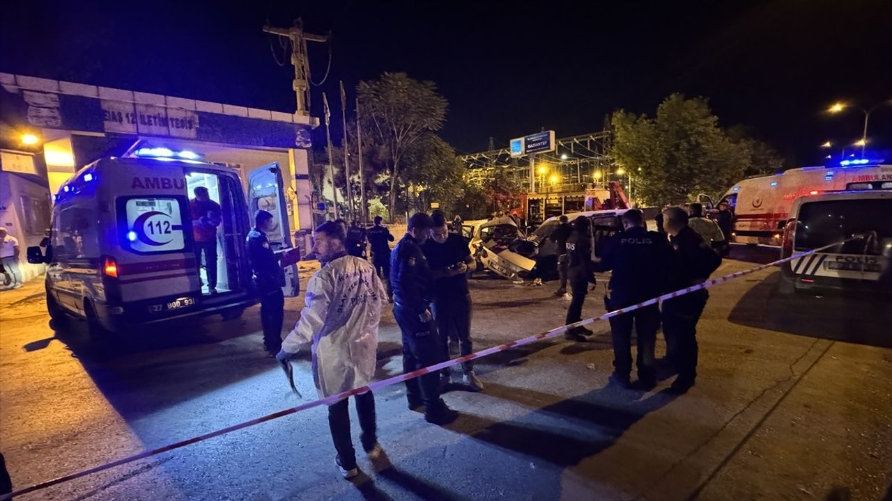 Gaziantep'te Trafik Kazası: 5 Kişi Hayatını Kaybetti, 2 Yaralı