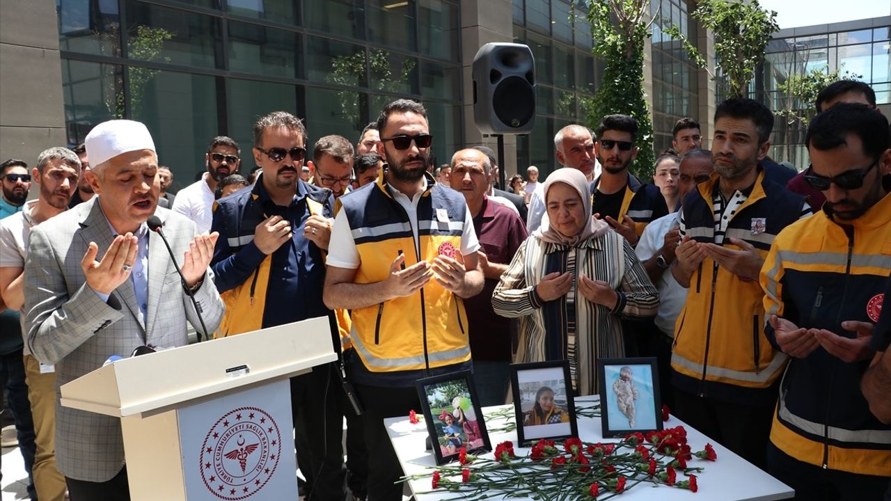 Gaziantep'te Trafik Kazasında Hayatını Kaybeden Anne ve İki Çocuğu İçin Tören Düzenlendi