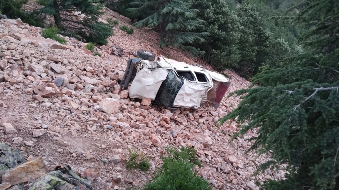 Gaziantep'te Uçuruma Devrilen Pikap Kazasında 3 Ölü, 1 Çocuk Yaralı
