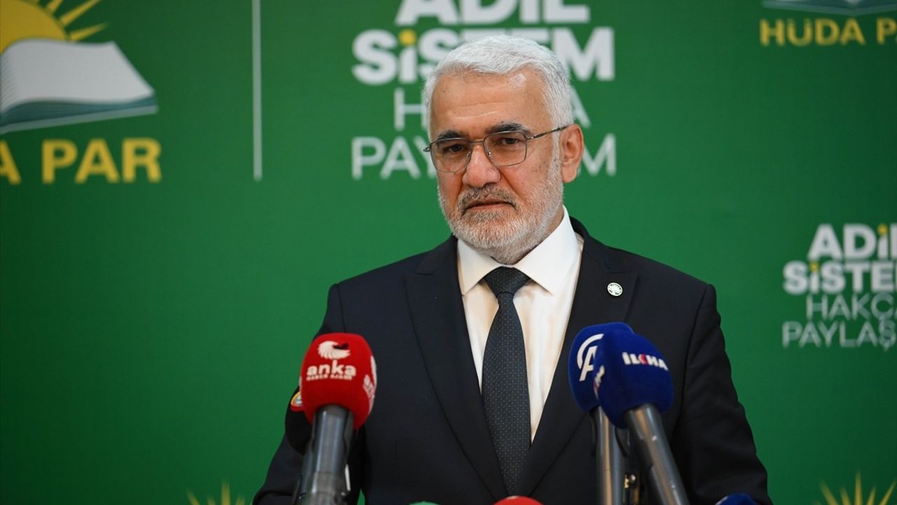 Gelecek Partisi Genel Başkanı Davutoğlu, HÜDA PAR Genel Başkanı Yapıcıoğlu'nu Ziyaret Etti