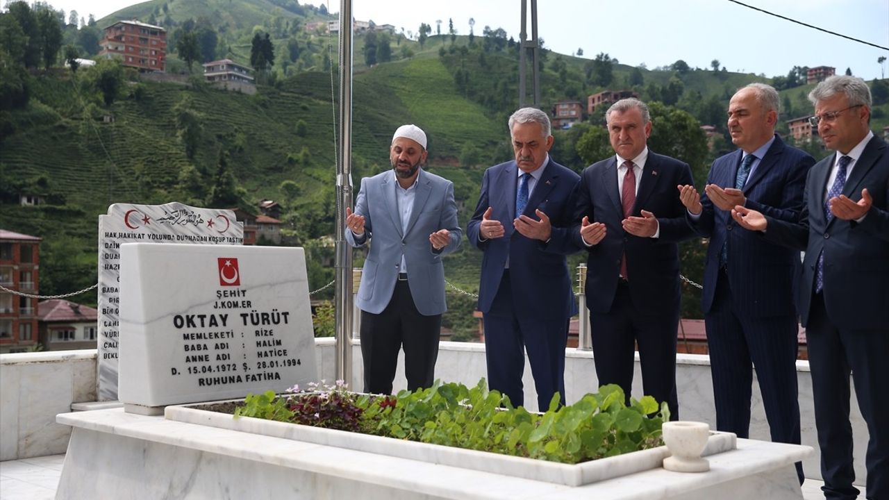 Gençlik ve Spor Bakanı Bak ve AK Parti Genel Başkan Yardımcısı Yazıcı, Rize'de Bayramlaşma Programına Katıldı